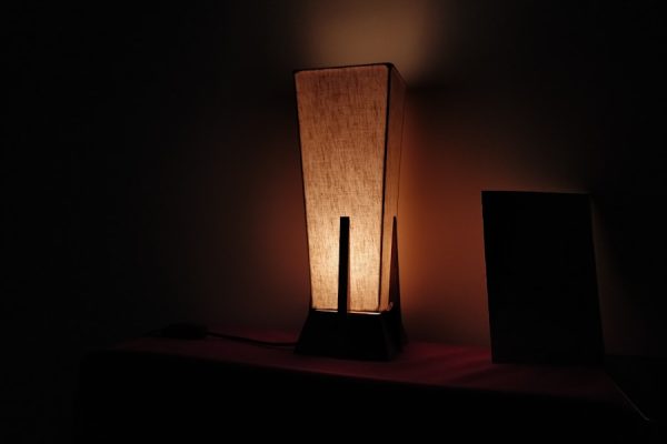 Photo Nordic style walnut table lamp