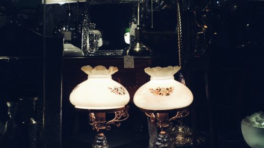 Photo antique ceramic lamp